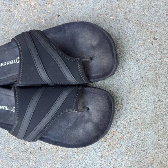 Merrell Men's Black Flip-Flops - Picture 3 of 5